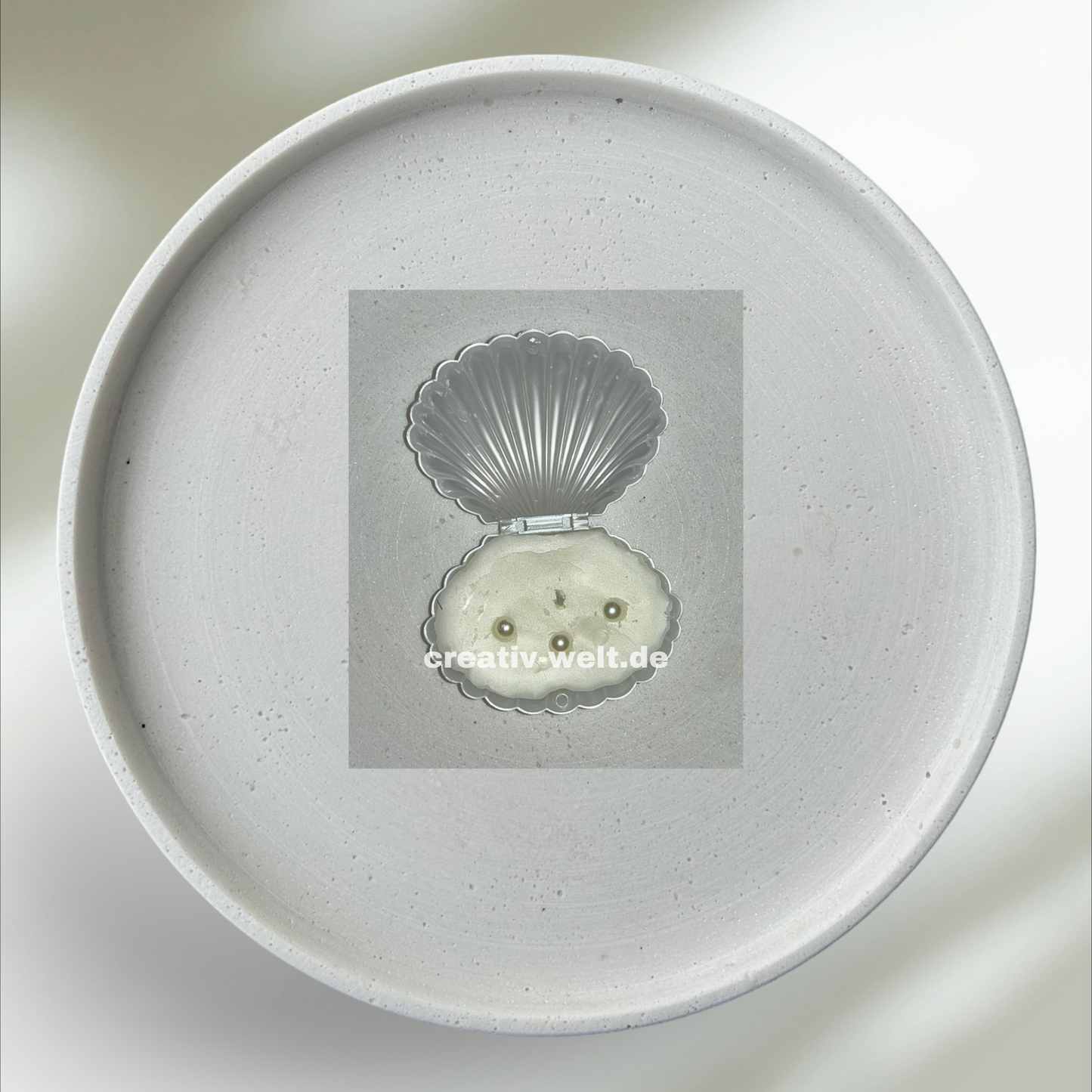 Muschelschachtel aus Kunststoff mit Kerze