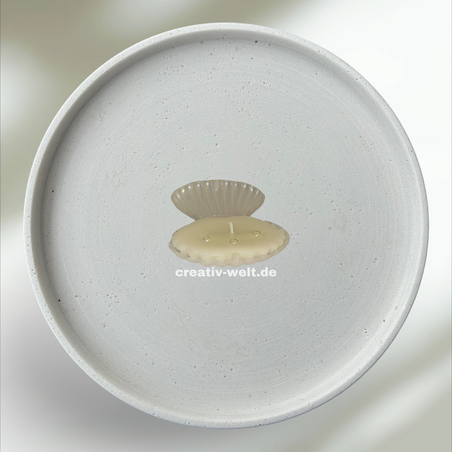 Muschelschachtel aus Kunststoff mit Kerze