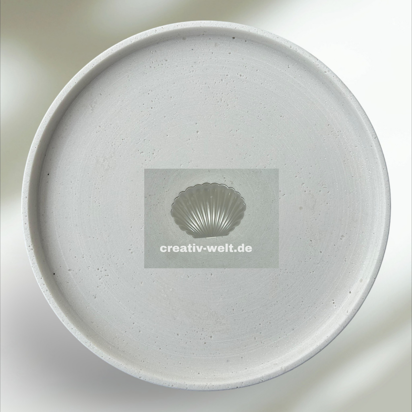 Muschelschachtel aus Kunststoff mit Kerze